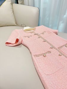 2022 automne col rond tweed lambrissé robe rose couleur unie manches courtes poches courtes simple boutonnage robes décontractées 6288309363356227