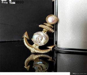 2020 Hiver chaud Nouveau annonce Classic Naval Sailboat Anchor Brooch Natural Baroque Pearl Material Retro High Quality Brooch F2763918