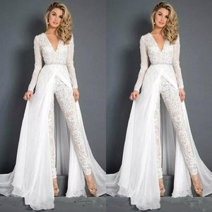 2021 Vestidos de novia de gasa de encaje bohemio Monos Vestidos de novia con sobrefalda Modesto Cuello en V Manga larga Boho Beach Trajes de pantalón Vestido de novia