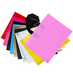 2021 couleur sac de vêtements à main cadeau en plastique sac d'emballage extérieur pour chiffons impression personnalisée logo sac à provisions