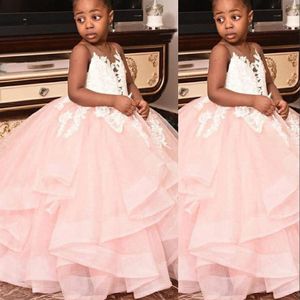 2021 Mignon Blush Rose Robes De Fille De Fleur Pour Les Mariages Sheer Cou Blanc Dentelle Appliques Robe De Bal Tulle Volants Filles Pageant Robe Enfants Robes De Communion