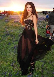 2021 Fashion Selena Gomez Vestidos de noche de alfombra roja con bordado Boning expuesto a través de vestidos formales negros sexys para mujeres para mujeres