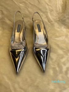 2021 Sandalias de mujer de alta calidad Zapatos de diseñador Moda Pintura puntiaguda Cuero real Correa de viaje trasera Serpiente Fondo Medio Tacón 3cm2021