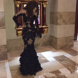 2021 Vestidos de noche de plumas negras de lujo con mangas largas Champange transparente Apliques de encaje árabe Cuentas de cristal Vestidos de fiesta Vestido formal de sirena de tul Tallas grandes