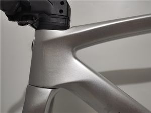 2021 Nouveau cadre de vélo de disque de route de carbone Convient pour DI2 UD brillant logo coloré Logo Carbon Frameet Livraison rapide