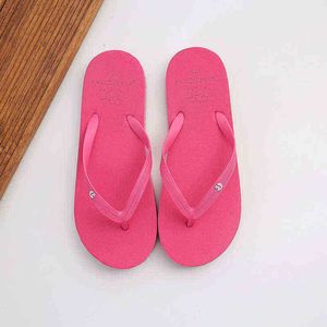 2021 Chaussures d'été Femmes Pantoufles Pantoufles plates Chaussures de plage Salle de bain Chaussures à enfiler Collants Pantoufles de maison Livraison directe J220716