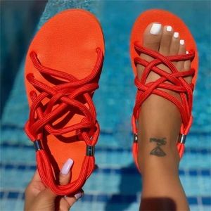 2021 femmes concepteur plat sandale mode bout ouvert sandale jaune croix rouge sangles été plage tongs 5 couleurs plus grande taille 35-43