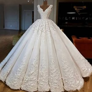 2022 Arabe Magnifique Robe De Bal Robes De Mariée Col En V Dentelle Appliques 3D Fleurs Florales Sans Manches Longueur De Plancher Puffy Tulle Dos Ouvert Robes De Mariée