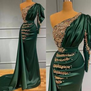 2022 Encantador satén verde oscuro sirena vestido de noche de graduación con apliques de encaje dorado perlas cuentas un hombro plisado largo Formal Oc3244