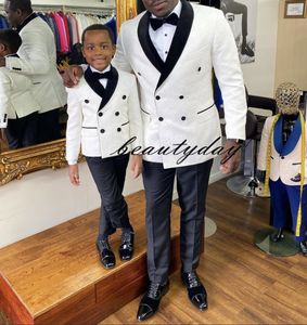 2022 Esmoquin de boda con clase Trajes para hombre Slim Fit Shawl Lapel Prom BestMan Padrinos de boda Blazer Designs Conjunto de 2 piezas (Chaqueta blanca + Pantalones negros + Arco) Por encargo Padre e hijo