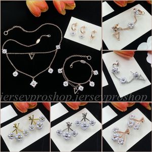 Collier de perles de créateur de fleurs pour femmes, boucles d'oreilles, avec boîte-cadeau, cadeaux de noël pour femmes