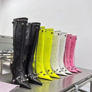 2023 diseñador mujeres botas hasta la rodilla moda sexy negro blanco rosa amarillo verde botas de cuero puntiagudo tacón de aguja cremallera lateral remache hebilla zapatos de gran tamaño 35-42