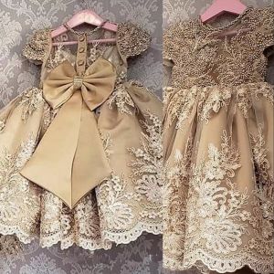 2022 Or Champagne Fleur Filles Robes Jewel Neck Cap Manches Princesse Dentelle Appliques Cristal Perles Etage Longueur Arc Enfants Fille Pageant Robe D'anniversaire Robes