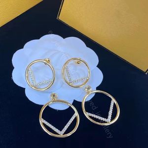 2022 Alta calidad Llegada Extravagante Pendientes colgantes Joyería Hombres Studs Luxurys Diseñadores clásicos Acero inoxidable Flor de plata Elagant Wome