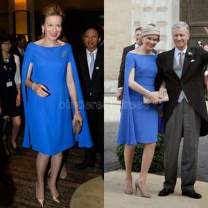 2022 robes de mère de mariée bleu vif modestes avec cape, plus la taille en satin longueur au genou robes de soirée robe d'invité de mariage sur mesure