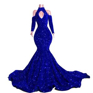2022 Sexy Bling Royal Blue Velvet Crystal Lentejuelas Vestidos de baile Ojo de cerradura Mangas largas Sirena Lentejuelas Vestidos de noche Elegante fuera del hombro Mujeres Vestido formal