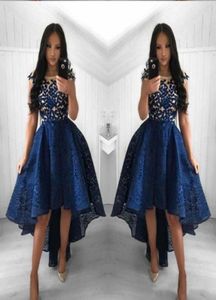 2022 Sexy Bleu Marine Plus Taille Robes De Cocktail Jewel Neck Illusion Dentelle Appliques Cap Manches Haut Bas Robe De Bal Courte Homecoming4526442