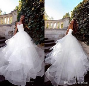 2022 robe de mariée sans bretelles robes de mariée blanches froncées tulle balayage train corset dos simple élégant robes de mariée sur mesure BA9911
