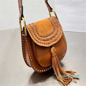 2022 Borlas Crossbody Bolsas de herradura Tejer Mujeres Bolsos Vintage Remache Bolsas de hombro Crochet Flap Monedero Cuero de vaca Cuero genuino Bolsa multicolor