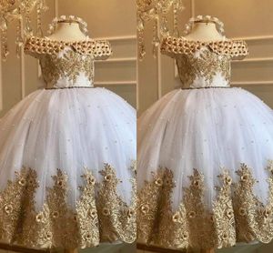 2022 Gol blanc Broidered Pearls Pageant Robes Girls Off the épaule 3d Fleurs Robe de fille de fleur pour mariage Mini Quinceanera Toddlers