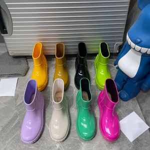 2022 Botas de goma para la lluvia para mujer, zapatos de gelatina de belleza a la moda, plataforma con suela de goma, botines impermeables de PVC con caja