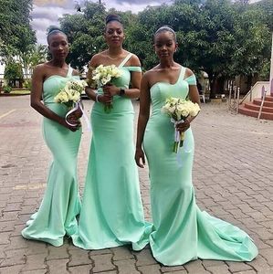 2023 Vestidos de dama de honor africanos Verde menta Satén plisado Un hombro Tallas grandes Sirena Longitud del piso Vestidos largos de dama de honor Vestido de invitados de boda