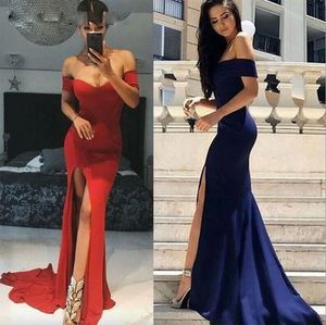 2023 Vestidos de noche de sirena elegantes árabes Mujeres largas de lujo fuera del hombro Sin mangas Vestido de fiesta azul oscuro con vestidos de bola divididos laterales