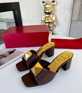 2023 Diseñador de la marca Lady High Heels Slides Big Rivets Estilo británico Moda Mujer Zapatos Outdoor Gold Silver Matte Shiny Vl Slipper valentine sandalia