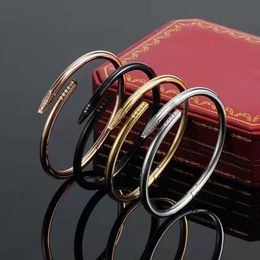 2023 Brand Bracelet Bracelet Bracelet Bracelet à ongles à ongles de haute qualité Bijoux de créateur en acier inoxydable de haute qualité pour hommes et femmes
