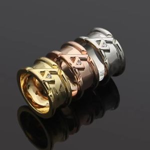 2023 marque de luxe en forme de V Crystal Coupe Ring pour hommes et femmes Couples New Wide Face Diamond Ring Haute Qualité Titanium Steel Concave Designer Ring