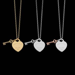Marca de lujo Collar colgante Encanto de moda Collar de corazón de oro de 18 quilates Collar de diseñador de acero de titanio 316L de alta calidad para joyería de mujer