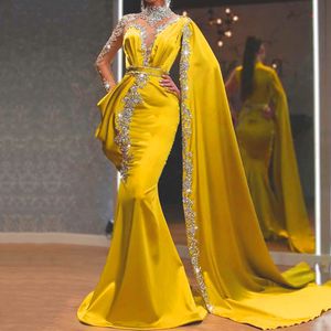 2023 Vestidos casuales Fiesta dorada Cuello alto Con cuentas Diamantes de imitación Sirena Vestido de fiesta Cabo Mangas largas Satén Árabe Dubai Amarillo tamaño s m l xl 2xl