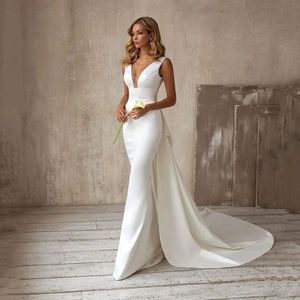 2023 Vestidos de novia de sirena vintage baratos Cuello en V profundo Ilusión de satén Tren de barrido Arco desmontable Vestidos de novia de talla grande con espalda abierta