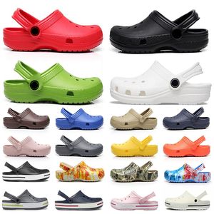 Designer Sandals Scrocsslippers Slides Sandale Cros classiques Men Triple Black Blanc rouge Khaki Bule Teal Tarm Vert Chaussures Foam Runners Runners Nursing Femmes Slipper