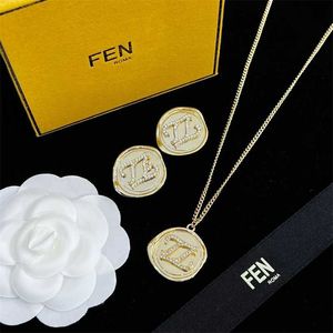 2023 Designer 2022 New Fenjia Fashion Set Premium Feel Strass Pendentif Collier Incolore S925 Argent Aiguille Boucles D'oreilles Boucles D'oreilles