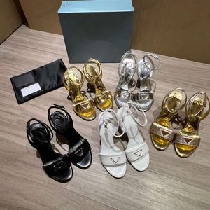 2023 Vestido de diseñador Marca Rose Water Diamond Sandals Zapatos de tacón alto Triangle Heels para mujer Luxury Ladies Silver Black White Golden Party Wedding Sh m0rG #