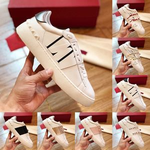 Designer Casual Chaussures Hommes Femmes Open Untitled Studs Sneaker Be My Red Studs Cuir métallisé ruthénium Talon Silver Band Mens Luxury Sneakers Womens Fashion Trainer