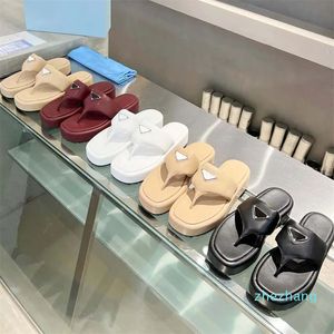 2023-sandalia de moda para mujer, zapatillas de cuero acolchado suave, sandalias con cuña tipo Tanga, zapatos planos, chanclas deslizantes, verano para mujer