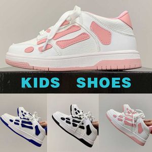 2023 Zapatos de zapatillas de deporte de diseñador para niños Niños Niñas Jóvenes Casual Zapato bajo Niños Niños pequeños Infantes Huesos de cuero Apliques Plantilla de Eva superior