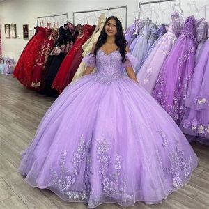 2023 Robes de Quinceanera violet clair appliques de dentelle perles de cristal fleurs manches bouffantes détachables robe de bal robe d'invité en tulle corset dos bretelles spaghetti