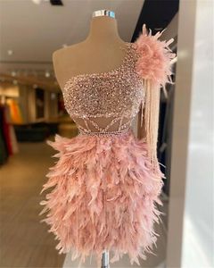 2023 Lujosos vestidos de cóctel de plumas árabes Blush Pink Crystal Beading Short Mini One Shoulder Sheath Evening Prom Party Dress Vestidos de regreso a casa Lados recortados