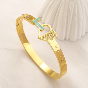 2023 Bracelet de luxe Nouveaux bracelets de manchette Bracelet en métal plaqué or 18 carats Marque 2023 Cadeaux Bracelet coeur conçu pour les femmes Mode Amour Bijoux Accessoires en gros