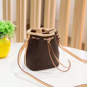 2023 Mini sac seau sac à bandoulière en cuir pour femme sac seau à cordon de serrage de luxe design décontracté polyvalent une épaule sac à main sac mobile pour femme tendance sac pour femme