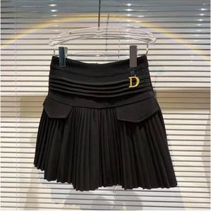 Faldas de diseñador informales para mujer, faldas negras sexys de cintura alta con colgante de letra D de metal para evitar que se apague la luz, novedad de 2023