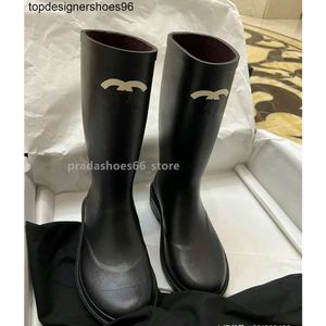 2023 Nouveau designer Bas Style anglais Chelsea Martin Bottes de pluie Chaussures Canal Marque de mode Designer de luxe Chaussures en caoutchouc Femmes Longueur Bottes courtes