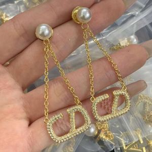 2023 Nuevos pendientes Diseñador para mujeres Stud Forma de lujo Latón Oro V Letra Joyería Soporte clásico Venta al por menor y al por mayor Aretes1