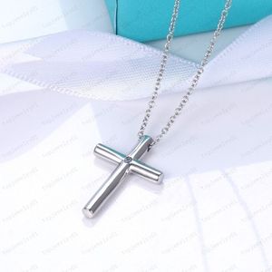 2023 nouveau créateur de mode collier croix femme couple pendentif en acier inoxydable chaîne cadeau à petite amie accessoires de bijoux de luxe en gros avec boîte