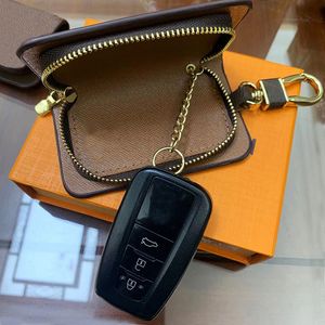 2023 Nouveau créateur de mode porte-clés hommes et femmes sacs suspendus boucle porte-clés voiture à la main en cuir pendentif porte-clés Accessoires