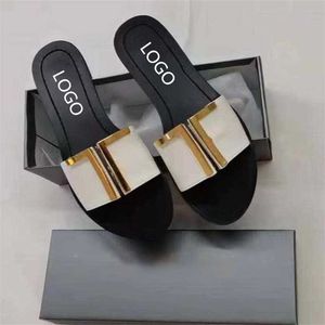 2023 nouvelles pantoufles TF matériel boucle été décontracté chaussures plates sandales populaires femmes diapositives 4 couleurs