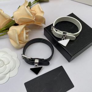 2023 Nouveau triangle Identification Bracelets Cuir pour femmes Avoir des timbres Bracelet de créateur de luxe Noir Blanc En option de haute qualité avec boîte